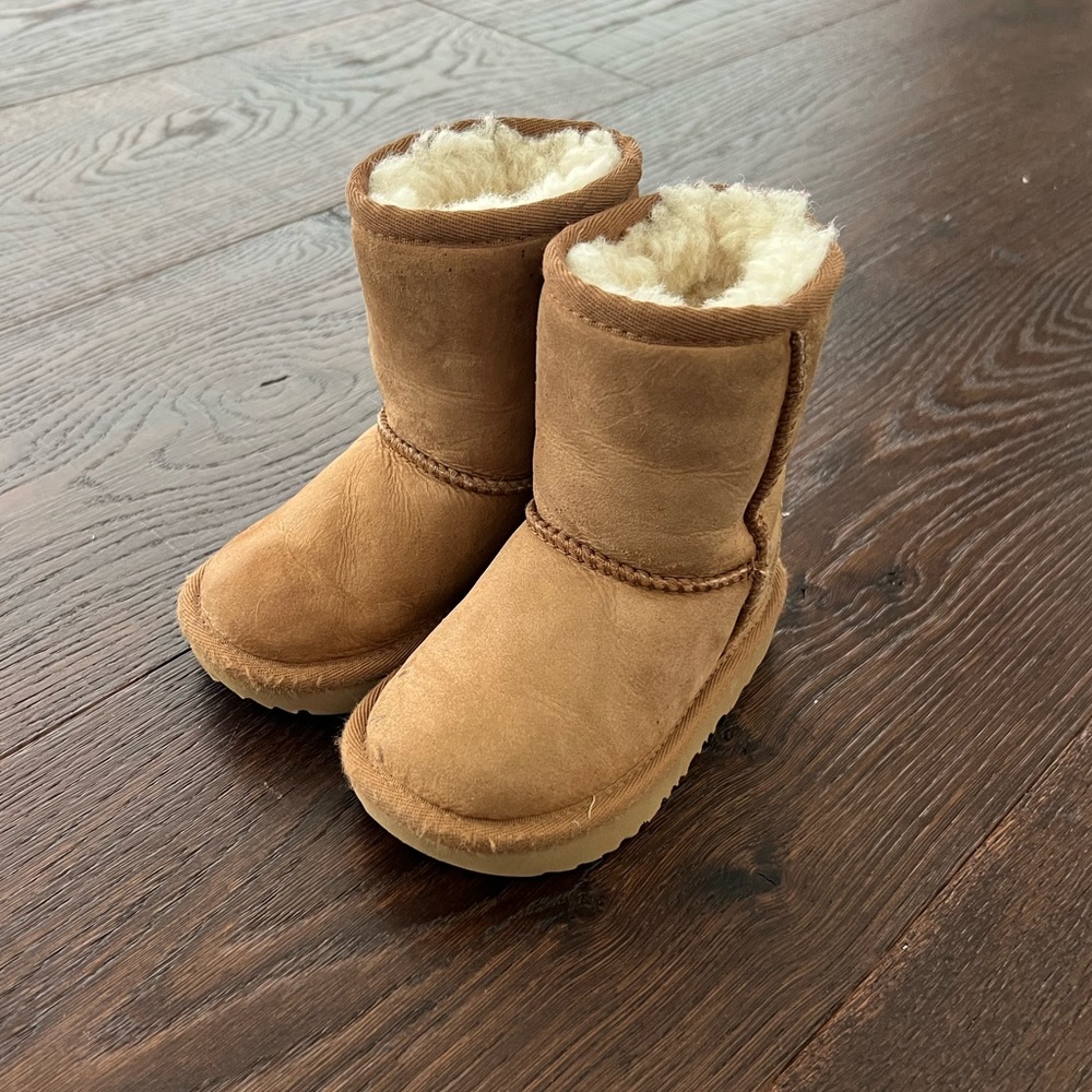 Ugg toddler boots size 6